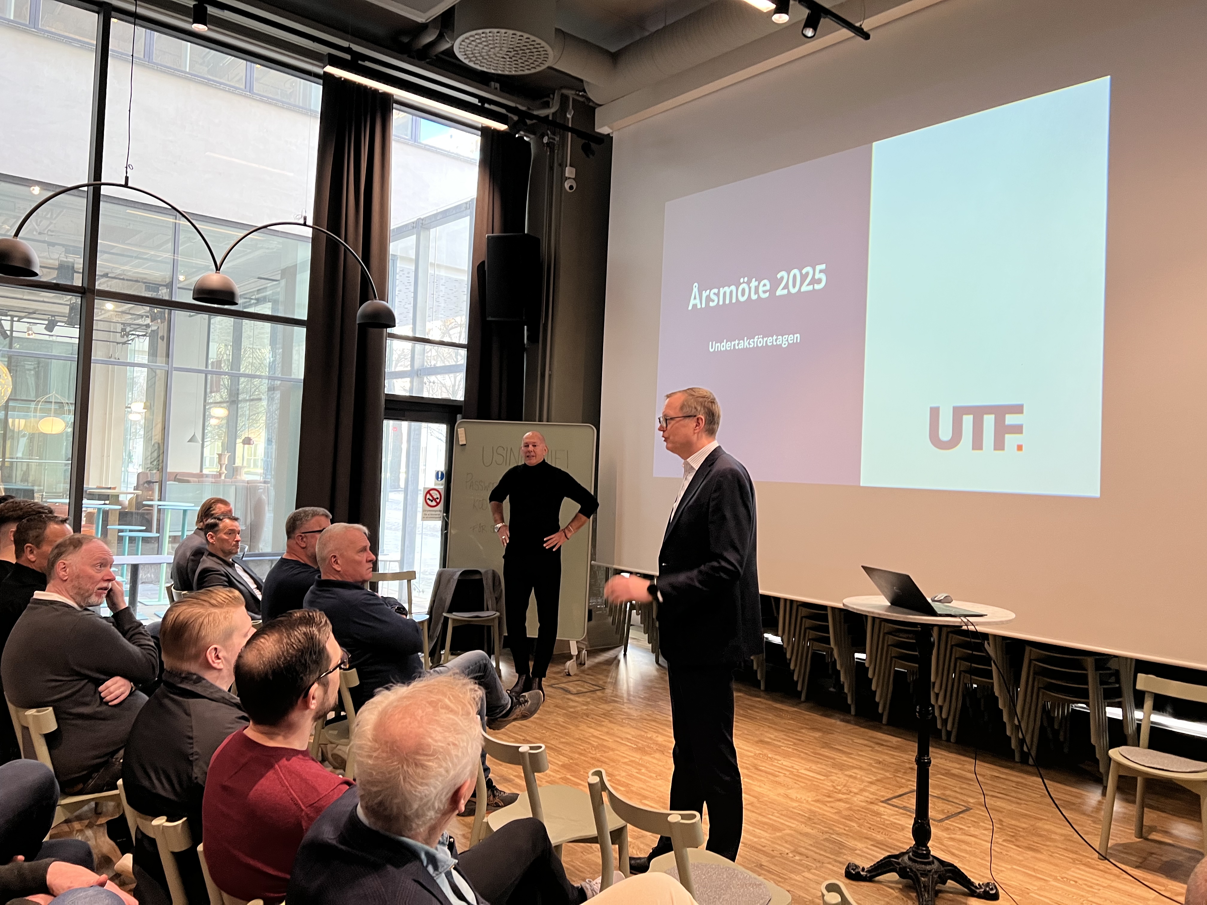 UTF:s årsmöte En konferenssal med deltagare