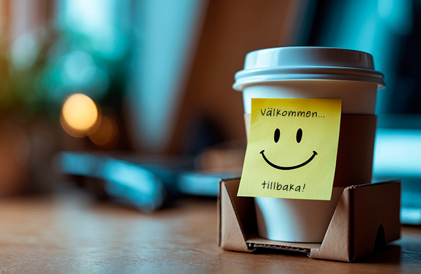 UTF:s årsmöte En kaffemugg med en postit-lapp står på skrivbordet: Välkommen tillbaka!